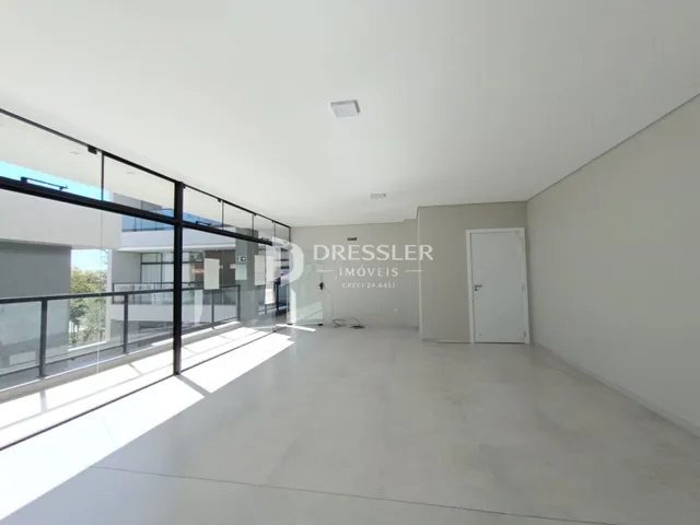 Ambiente interno moderno com grande abertura para a vista externa.