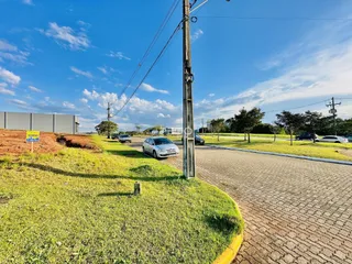 Vista da rua e paisagem com gramado e poste em Lajeado, Brasil.