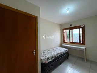 Quarto com janela e cama em um imóvel em Lajeado.