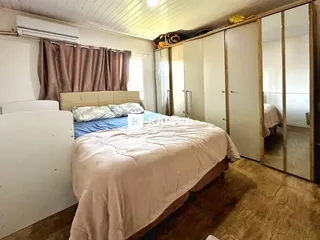 Quarto com cama e armário embutido de parede.