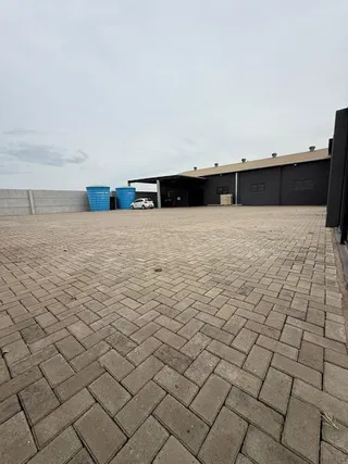 Vista externa de uma área pavimentada de uma propriedade em Lajeado.