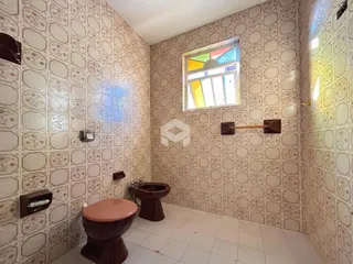 Foto de um banheiro com revestimento de azulejos na Lajeado.
