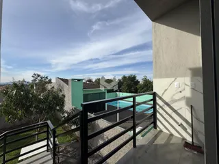 Vista da varanda com grade de ferro preta em Lajeado, Brasil.