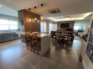 Ambiente de sala de estar e cozinha em um imóvel no Brasil.