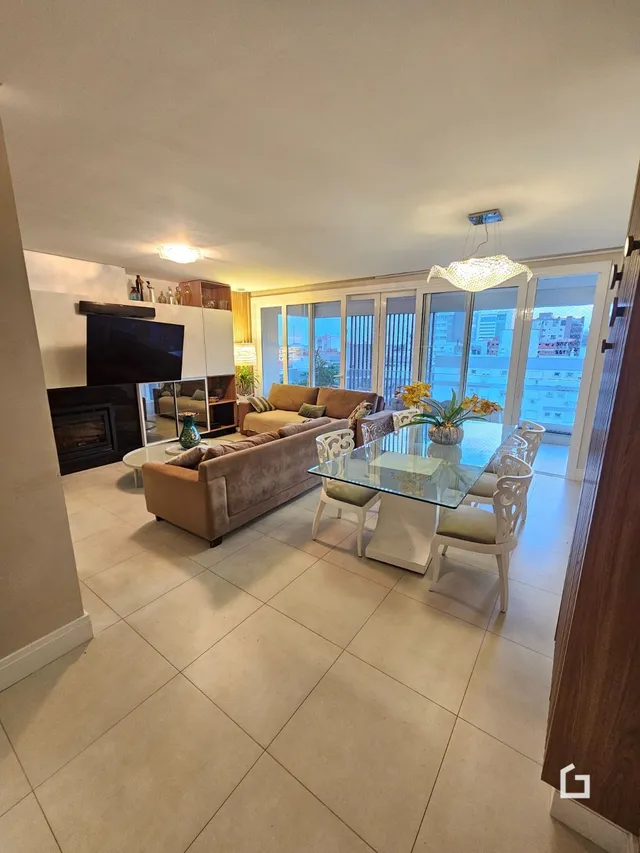 Sala de estar com sofá e lareira em um apartamento.