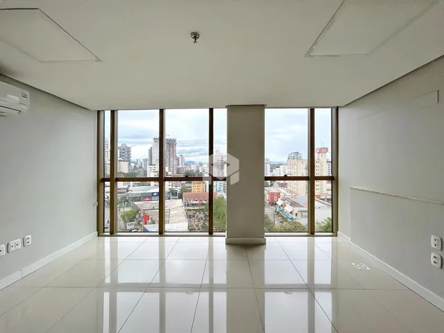 Sala ampla com vista para a paisagem urbana.