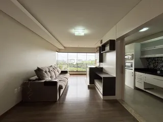 Sala de estar com vista para a paisagem externa.