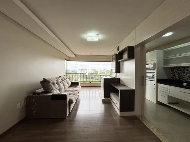 Sala de estar com vista para a paisagem externa.