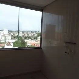 Vista da paisagem urbana através da janela.
