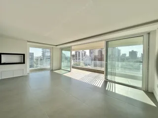 Sala de estar ampla com vista para o horizonte da cidade.