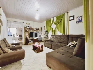 Sala de estar com sofá e piso de cerâmica.