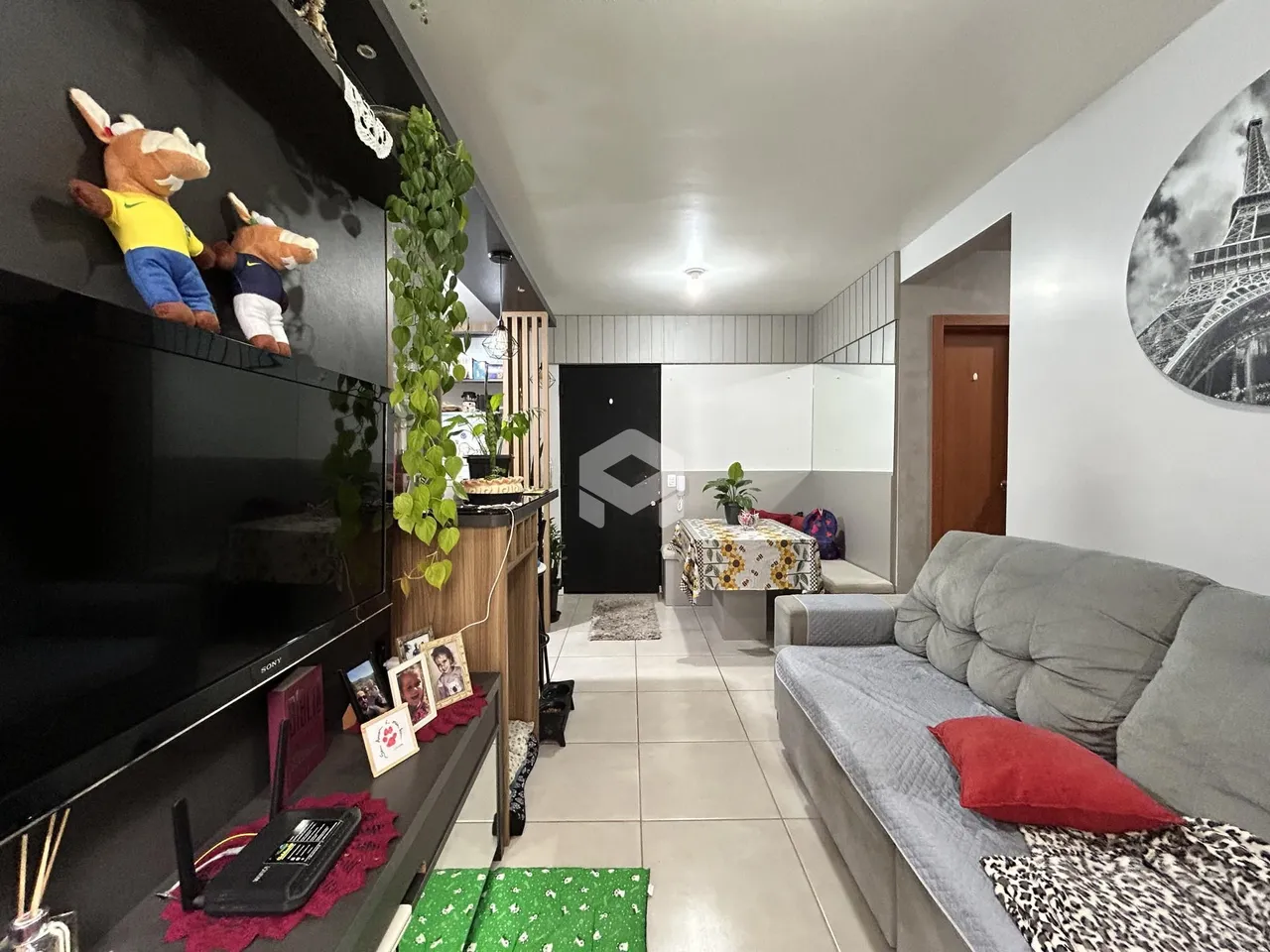 Sala de estar com sofá e decoração moderna em um imóvel no Brasil.