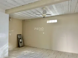 Hall de entrada com piso de cerâmica e parede clara.