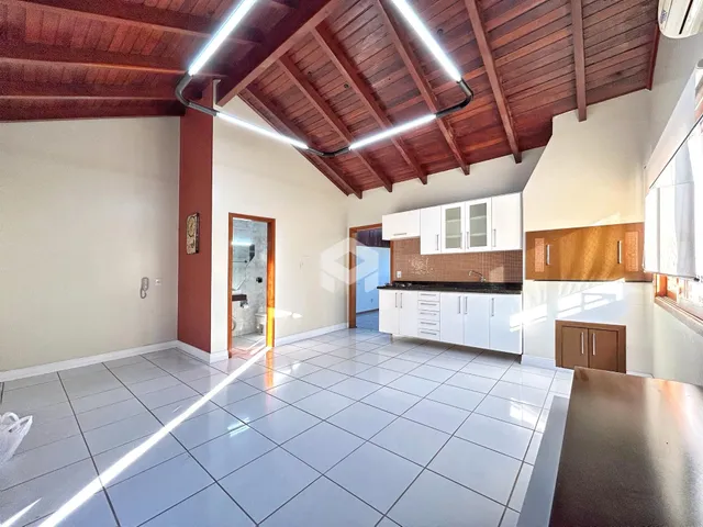 Foto de uma sala de estar com cozinha em um imóvel.