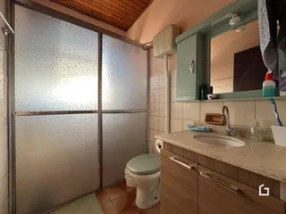 Foto de um banheiro com bancada e vaso sanitário em Lajeado.