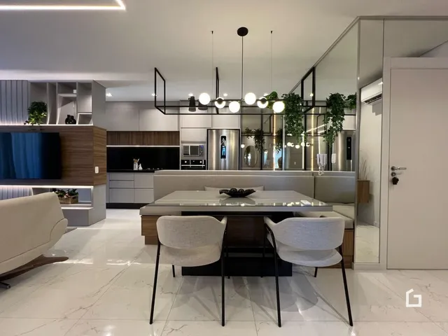 Ambiente moderno de sala de estar com cozinha integrada em Lajeado.