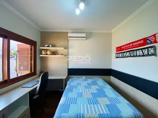 Quarto com cama e janela em um imóvel no Brasil.