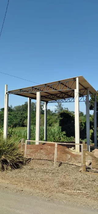 Estrutura de suporte metálica com pilares em uma área externa de propriedade.