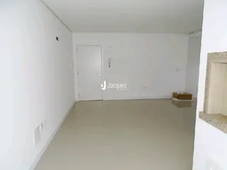 Ambiente interno vazio de uma residência em Lajeado.