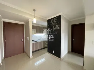 Vista interna de um corredor com acesso à cozinha.
