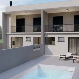 Foto de uma piscina externa em uma propriedade.