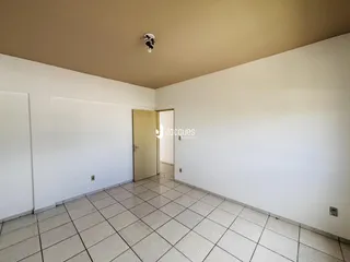 Esta é uma foto de um ambiente interno com piso de cerâmica.