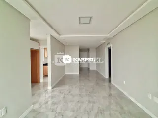 Foto de um corredor interno de uma residência com piso de porcelanato claro.