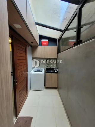 Hall de entrada com piso de cerâmica e portas de madeira.