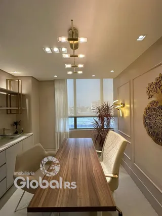 Interior de um corredor com luminárias e parede decorada em Lajeado.