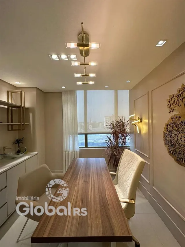 Interior de um corredor com luminárias e parede decorada em Lajeado.