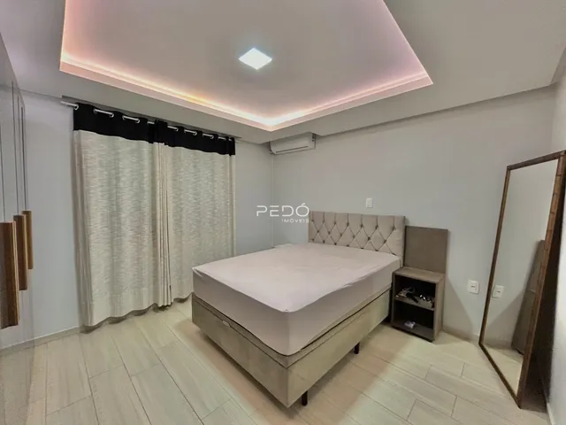 Quarto com cama e cortinas em um imóvel no Brasil.