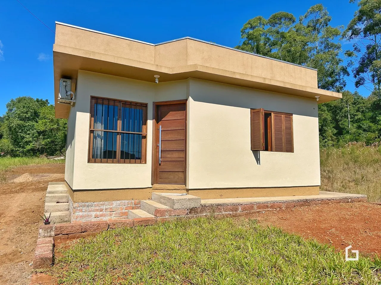 Fachada de uma casa em Lajeado, Brasil com alvenaria e base de tijolo.