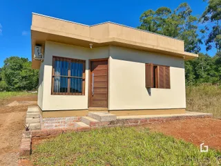 Fachada de uma casa em Lajeado, Brasil com alvenaria e base de tijolo.
