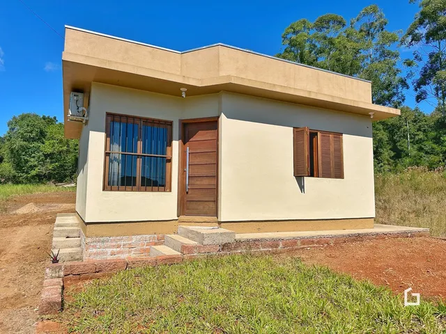 Fachada de uma casa em Lajeado, Brasil com alvenaria e base de tijolo.