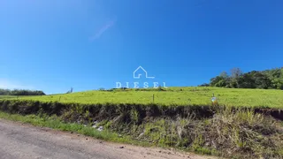 Paisagem de uma colina verde sob um céu azul.