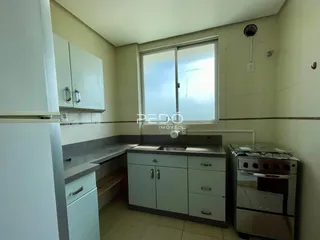 Foto de uma cozinha com armários brancos e bancada em Lajeado.