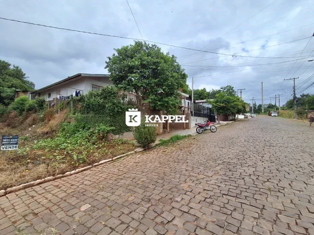 Vista externa de uma residência em Lajeado, Brasil, com vegetação ao redor.