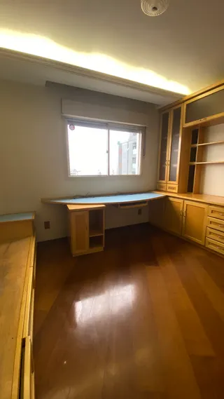 Foto de um ambiente interno com piso de madeira e armários em Lajeado.