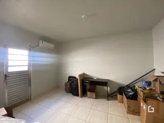Interior de um cômodo com paredes brancas e piso cerâmico.