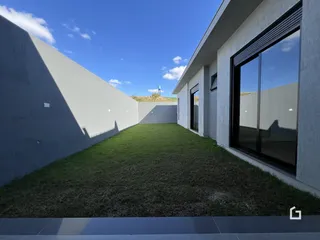 Fachada moderna de uma residência com jardim gramado.