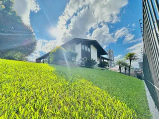 Fachada de uma residência com jardim verde em Lajeado.
