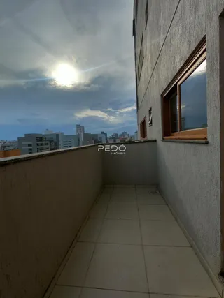 Vista de uma varanda com piso de cerâmica e vista da cidade de Lajeado, Brasil.