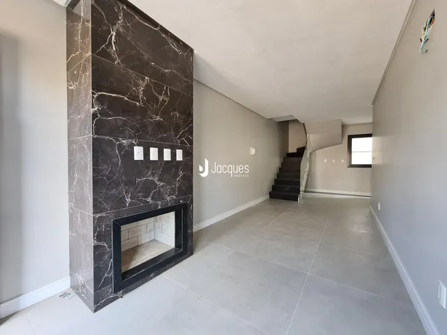 Parede de mármore escura em um ambiente interno.