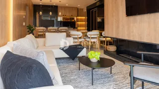 Sala de estar moderna com sofá branco e lareira em um imóvel em Lajeado.
