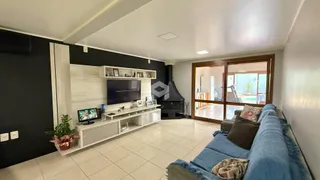 Sala de estar com sofá e móveis de madeira.