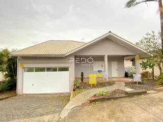 Fachada de uma casa residencial em Lajeado, Brasil, com garagem e jardim.