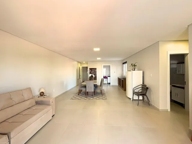 Ambiente interno moderno com sala de estar e jantar em Lajeado.