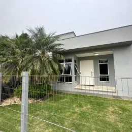 Fachada de uma residência em Lajeado, Brasil, com um jardim frontal e cerca.