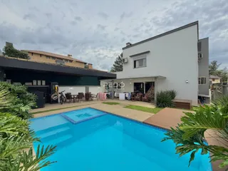 Vista externa de uma residência com piscina e área de lazer em Lajeado.