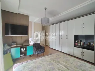 Quarto com cama e armários em um ambiente interno.